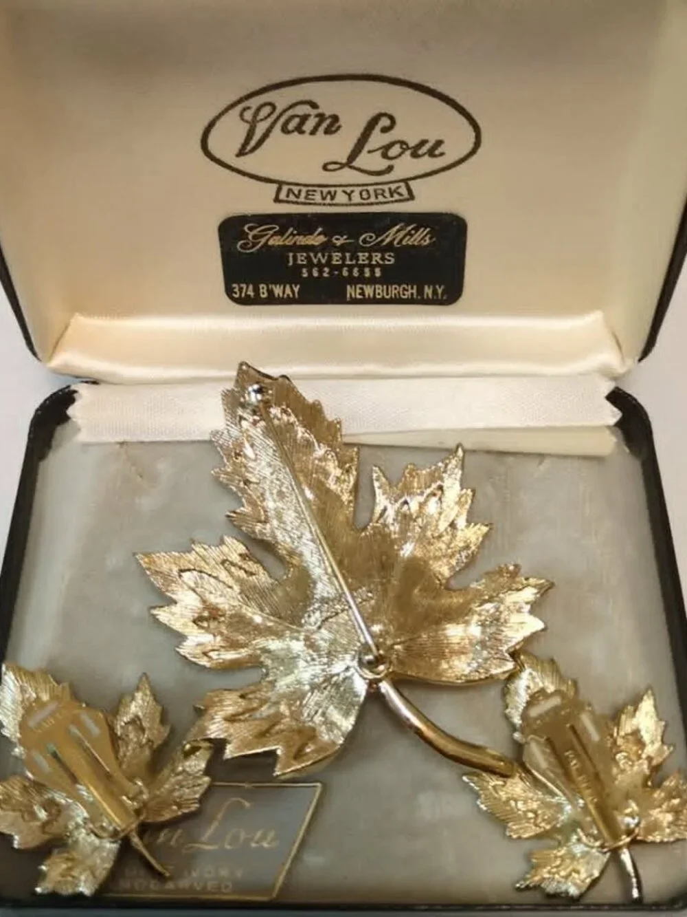 Vintage Sarah Coventry Maple Leaf Brooch Clipon Earring Set Van Lou Jewlers Box